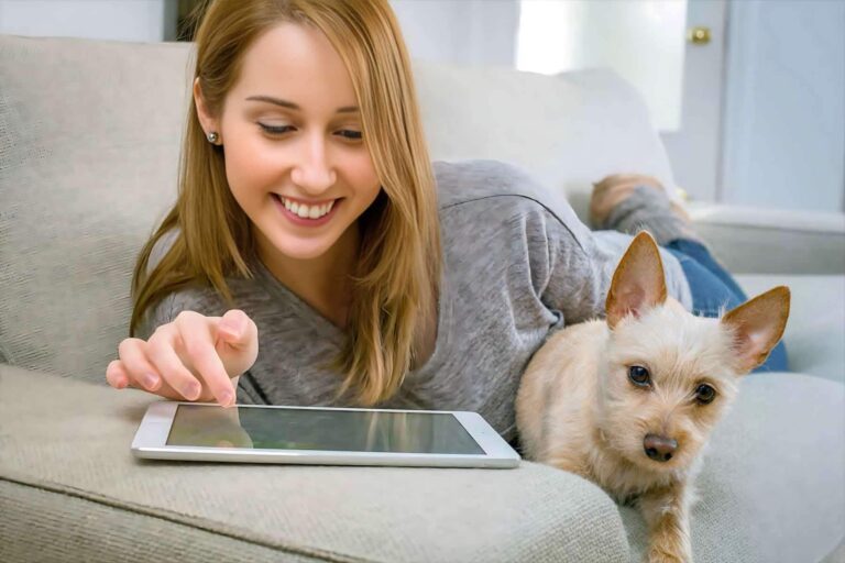 smiling woman at home with apple ipad - gooroo technical services - (02) 6628 7779